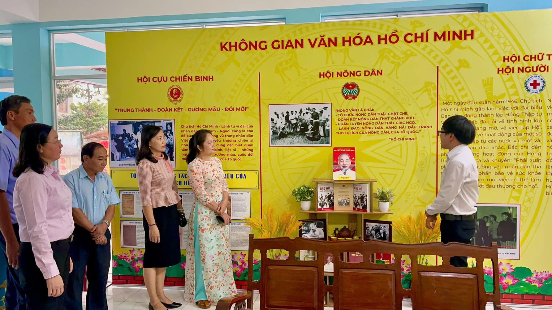 Có thể là hình ảnh về 6 người và văn bản