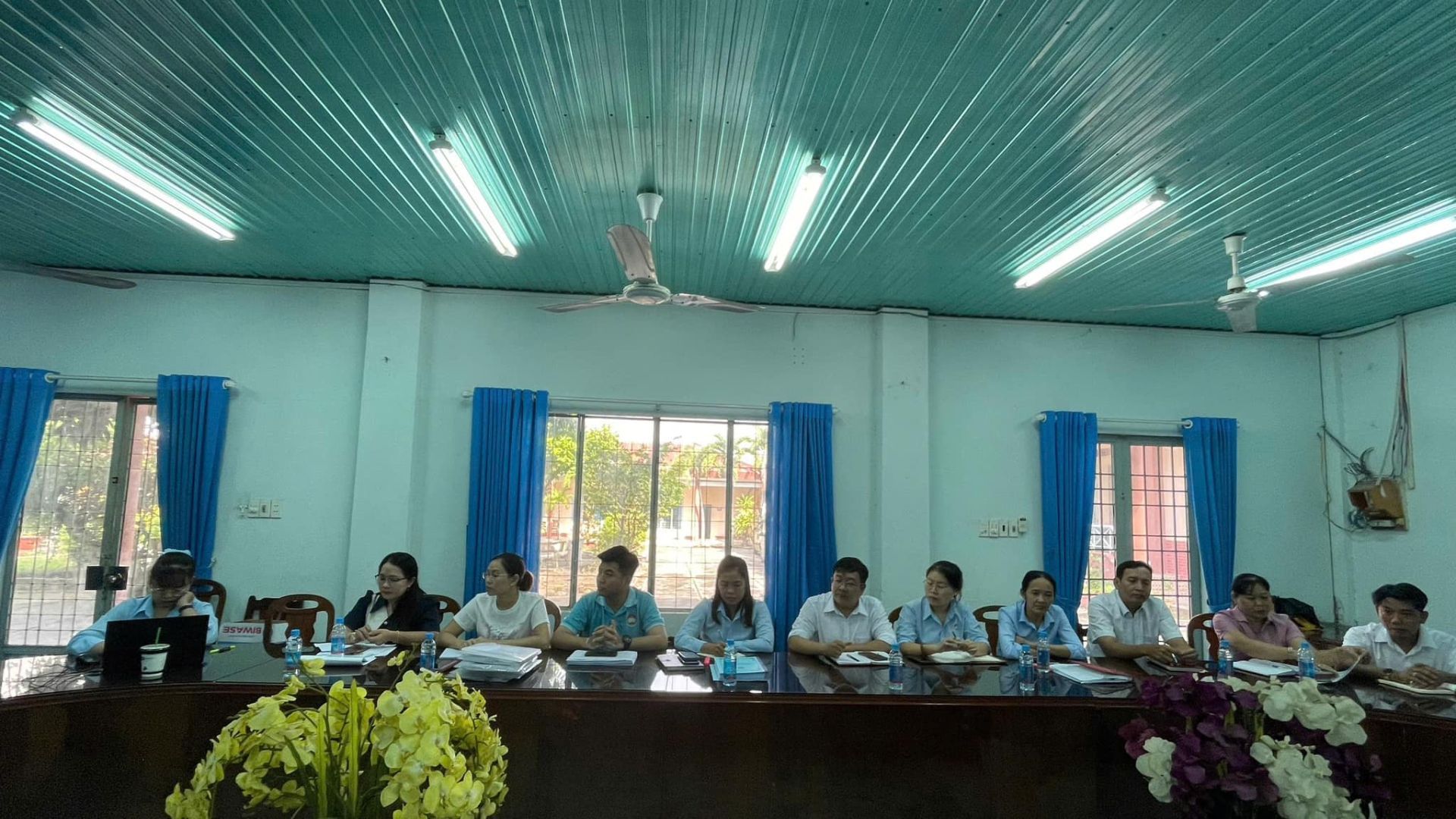 C&oacute; thể l&agrave; h&igrave;nh ảnh về 11 người, mọi người đang học v&agrave; thiết bị chiếu s&aacute;ng