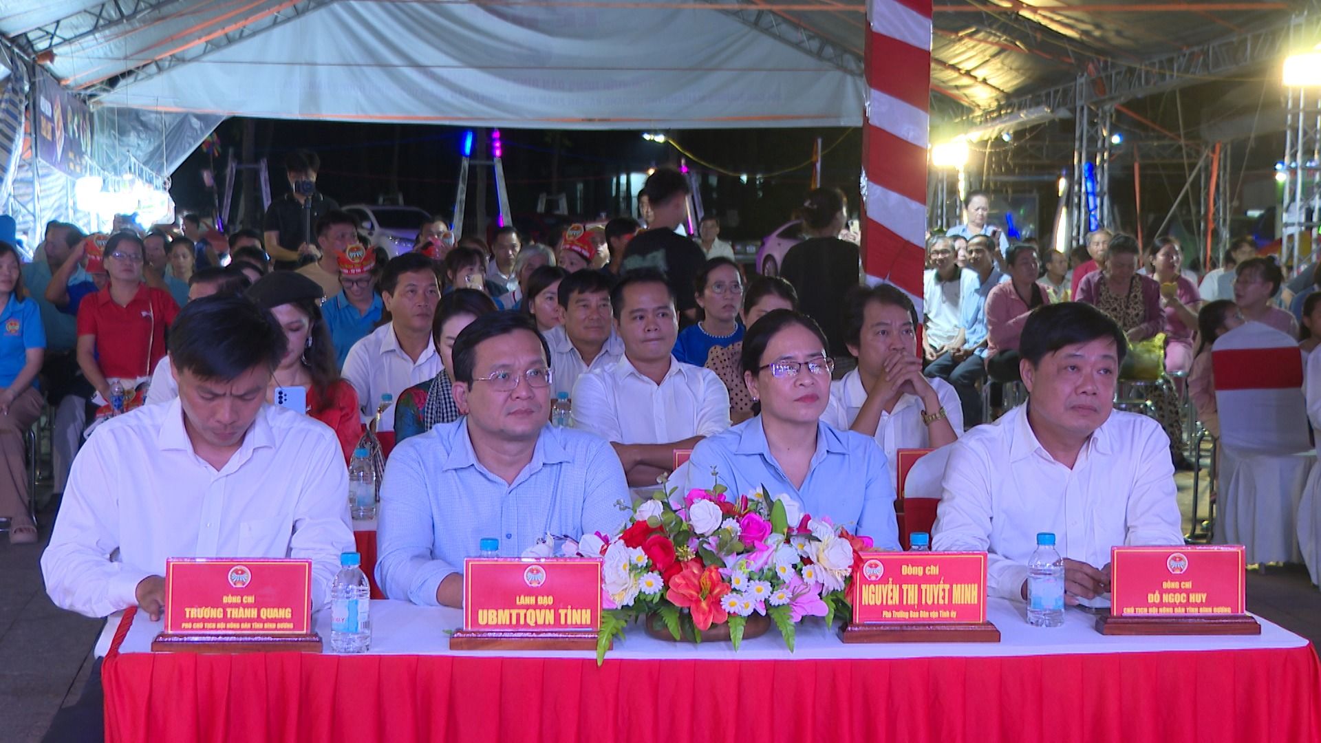 Có thể là hình ảnh về 1 người và văn bản