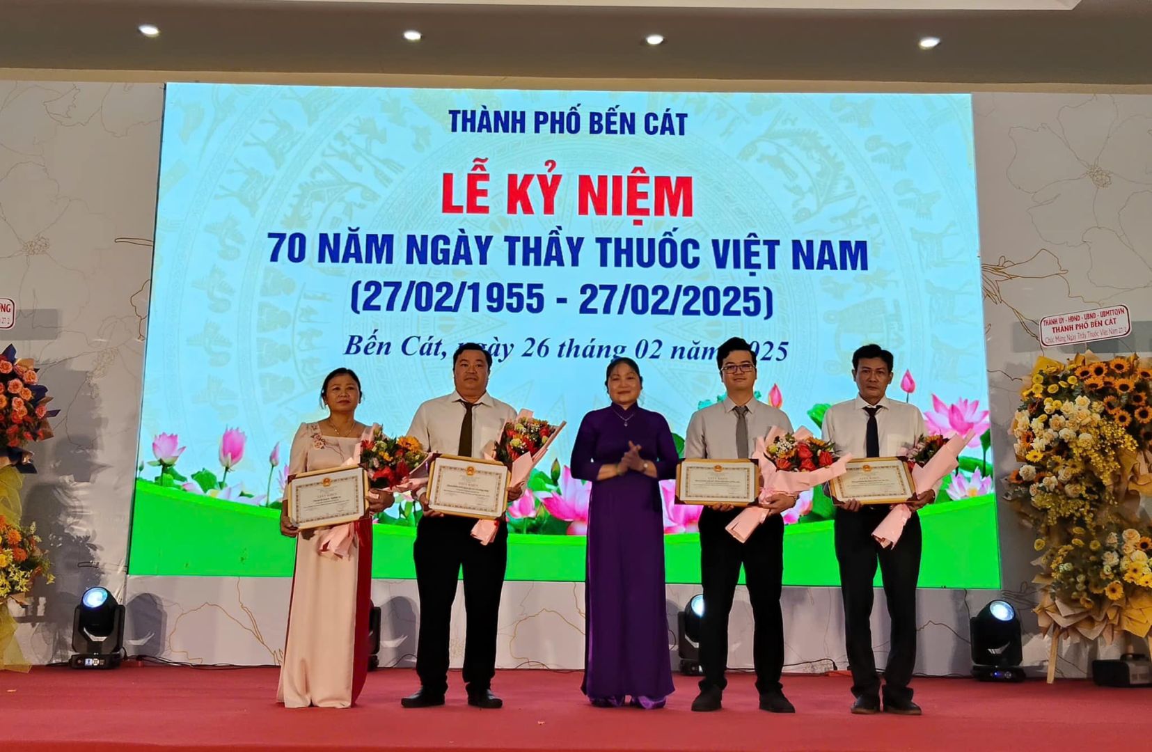 Có thể là hình ảnh về 5 người và văn bản cho biết 'THÀNH PHỐ BẾN CÁT LỄ KỶ NIỆM 70 NĂM NGÀY THẦY THUỐC VIỆT NAM (27/02/1955- 27/02/2025) Bến Cát, ày 26 tháng 02 năn 25'