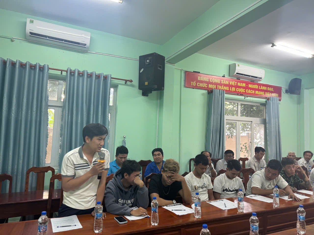 C&oacute; thể l&agrave; h&igrave;nh ảnh về 10 người, mọi người đang học v&agrave; văn bản cho biết 'B&Aacute;NG CỘNG SẢN VIỆT NAM- NGƯỜI L&Agrave;NH Đ&Atilde;O, DAO TỔ CHỨC MỌI THẮNG LỢI CUỘC C&Aacute;CH MẠNG VI&Ecirc;TN GOF GOFEWU WU'