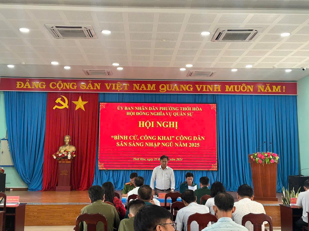 Có thể là hình ảnh về 8 người, cái bục và văn bản