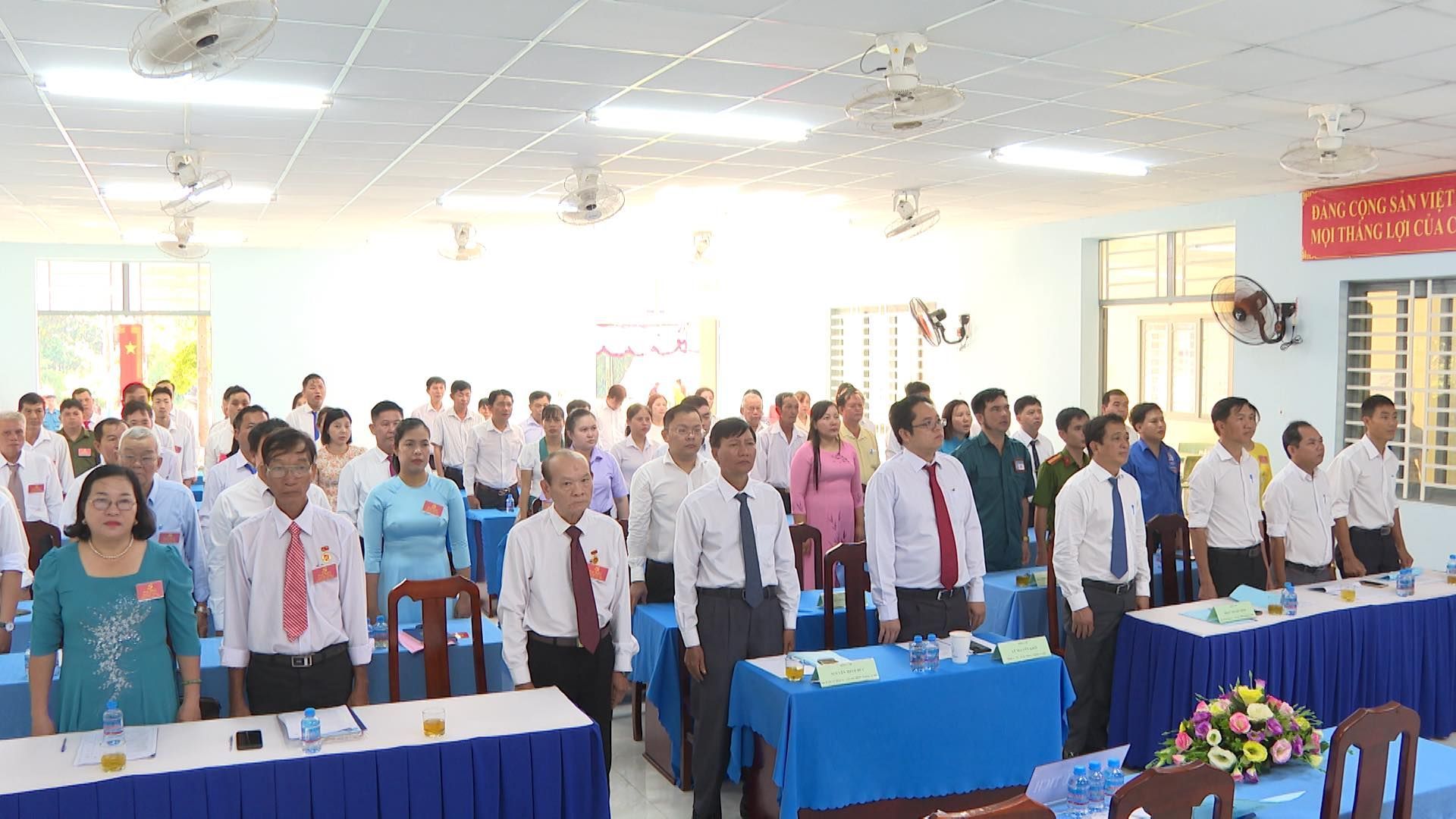 Có thể là hình ảnh về 6 người, cái bục, bệnh viện và văn bản
