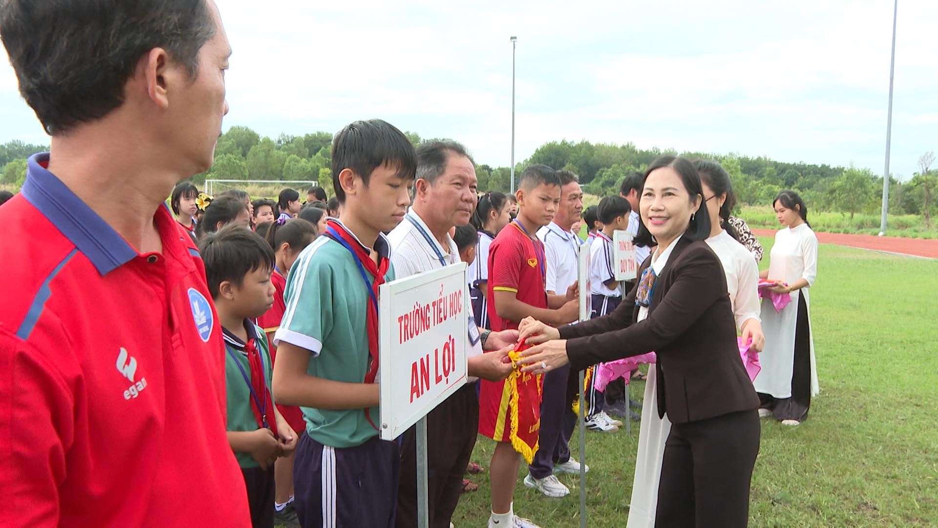 C&oacute; thể l&agrave; h&igrave;nh ảnh về 6 người v&agrave; văn bản