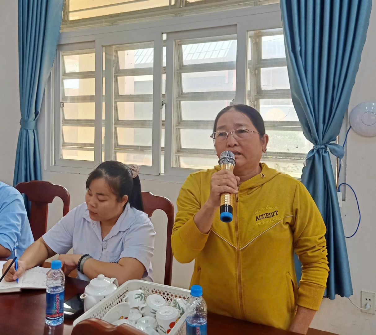 Có thể là hình ảnh về 2 người và văn bản