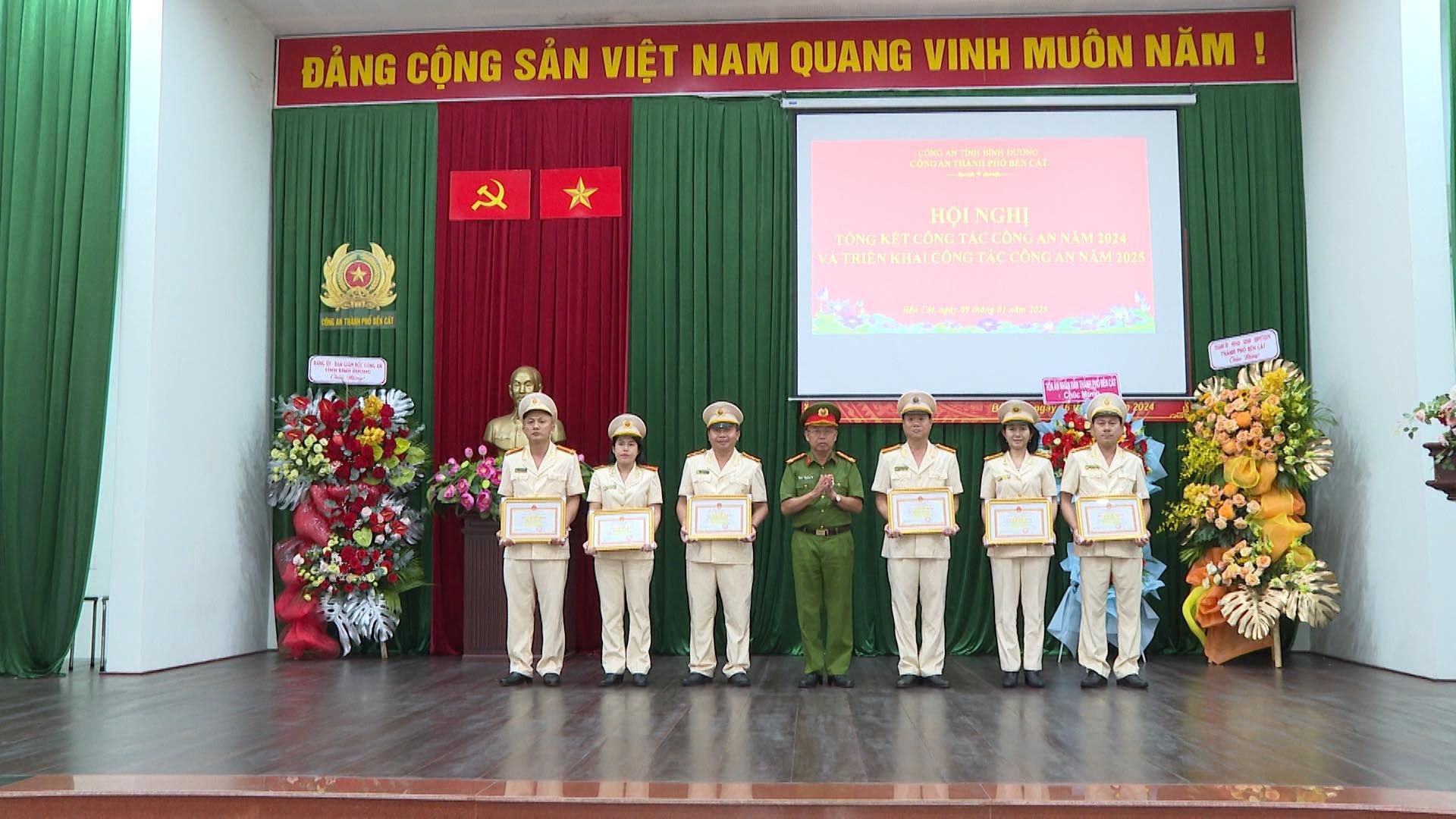 Có thể là hình ảnh về 7 người, cái bục và văn bản