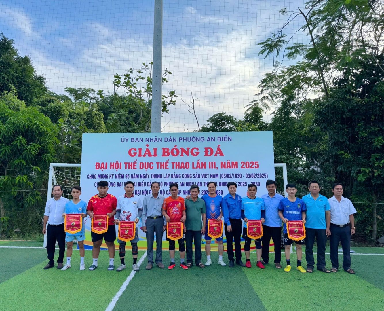 Có thể là hình ảnh về 14 người, mọi người đang chơi bóng đá, mọi người đang chơi bóng bầu dục và văn bản