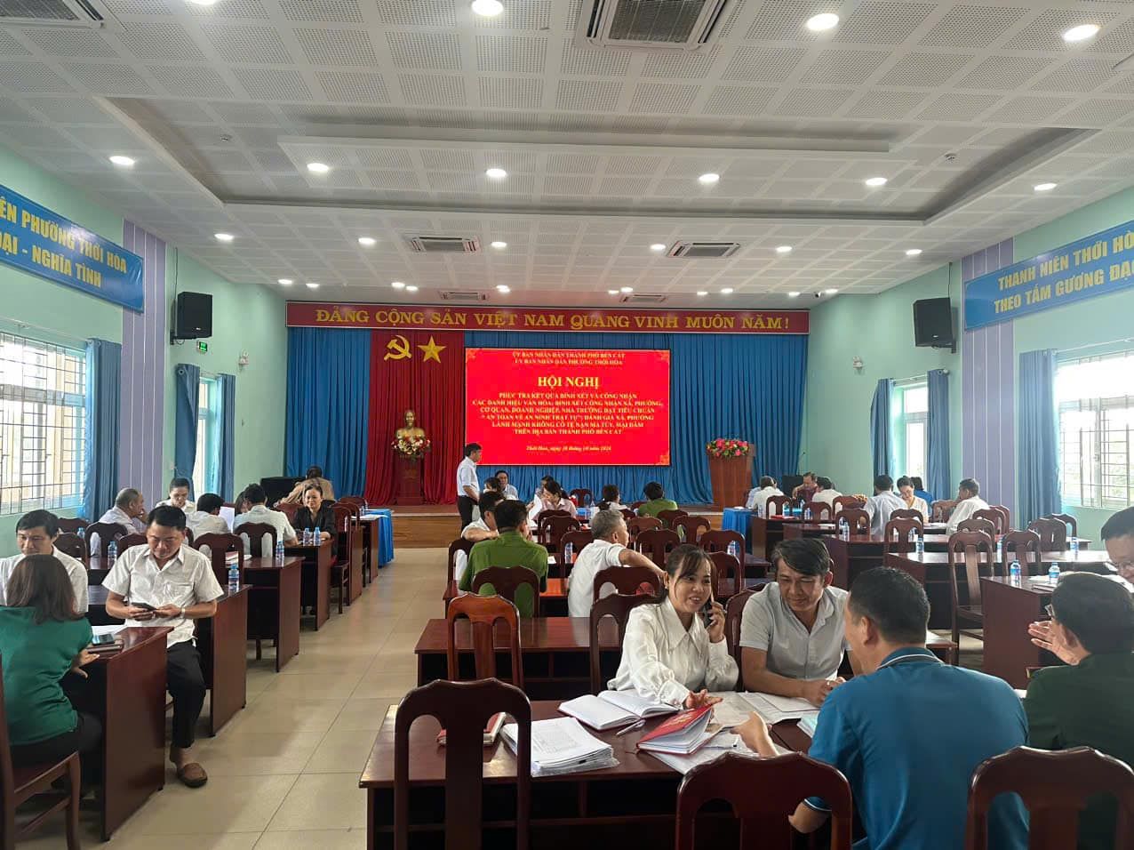 C&oacute; thể l&agrave; h&igrave;nh ảnh về 8 người, mọi người đang học v&agrave; văn bản