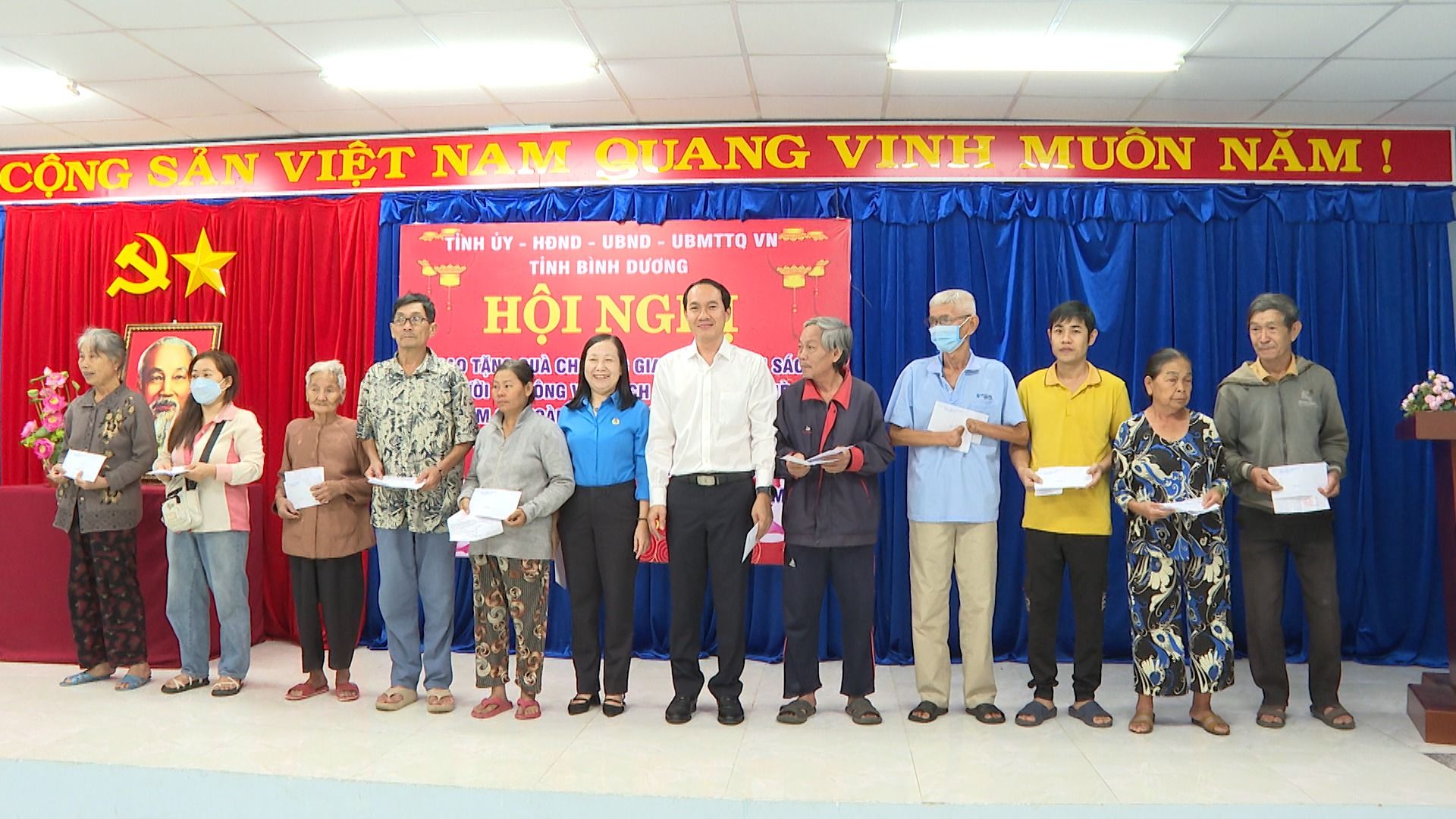 Có thể là hình ảnh về 12 người và văn bản