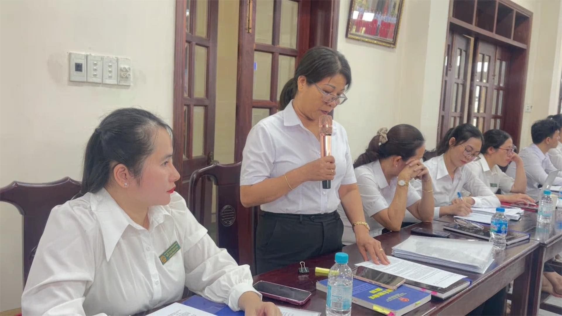 Có thể là hình ảnh về 6 người, mọi người đang học, bàn và bệnh viện