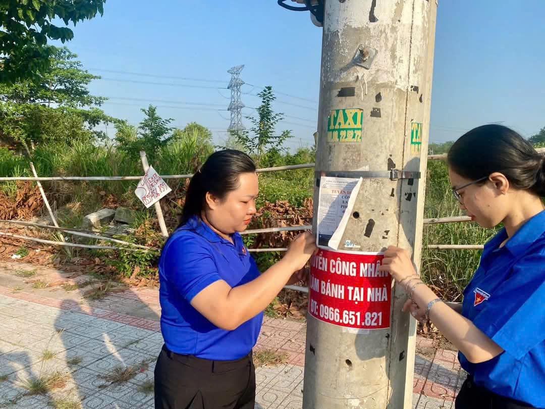 C&oacute; thể l&agrave; h&igrave;nh ảnh về 2 người, m&aacute;y thu tiền đỗ xe v&agrave; văn bản cho biết 'TAXI UИA IEN C&Ocirc;NG NC&Ocirc;NGNI NHA B&Aacute;NH TẠI NH&Agrave; NH&Atilde; :0966 0966.651.821 651 821'