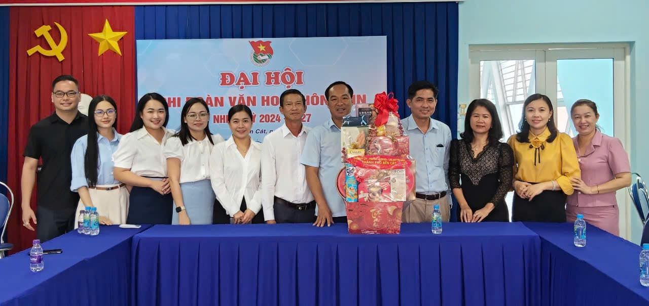 Có thể là hình ảnh về 11 người và văn bản