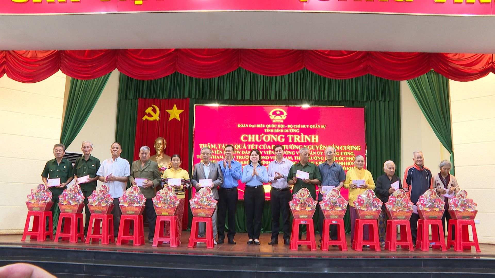 Có thể là hình ảnh về 11 người và văn bản