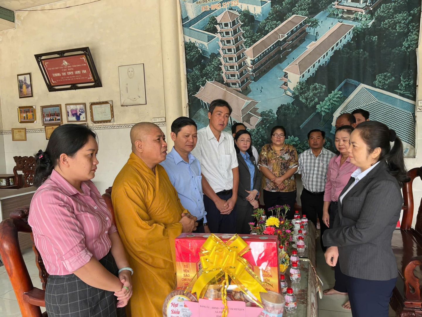 Có thể là hình ảnh về 8 người và văn bản