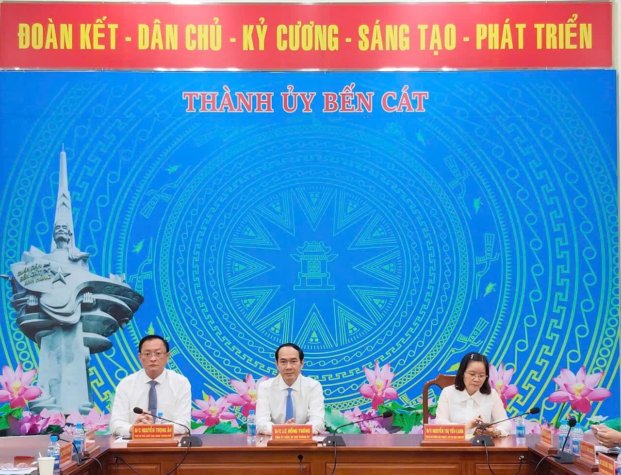 Có thể là hình ảnh về 3 người, đền thờ và văn bản