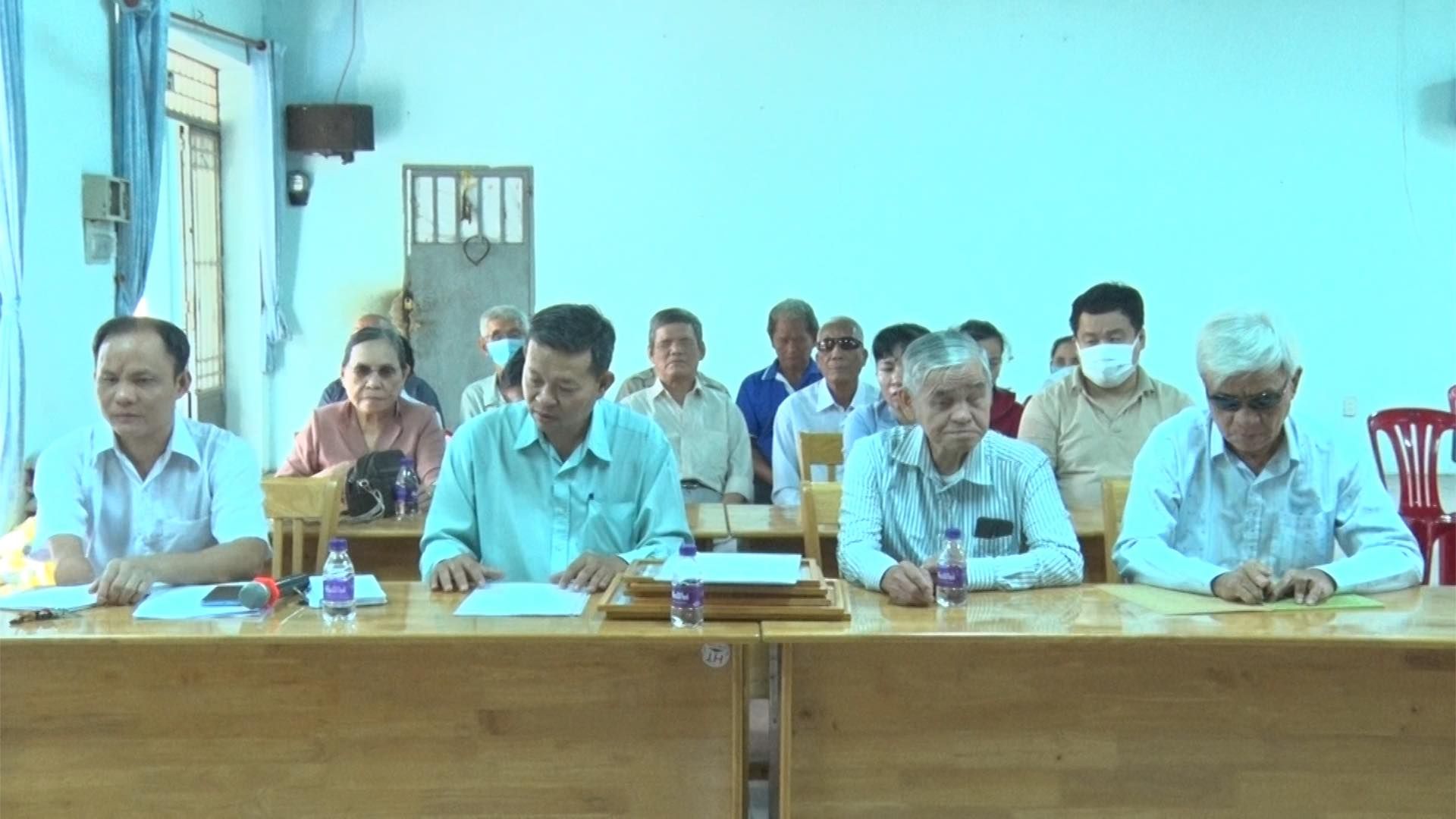 Có thể là hình ảnh về 7 người và mọi người đang học