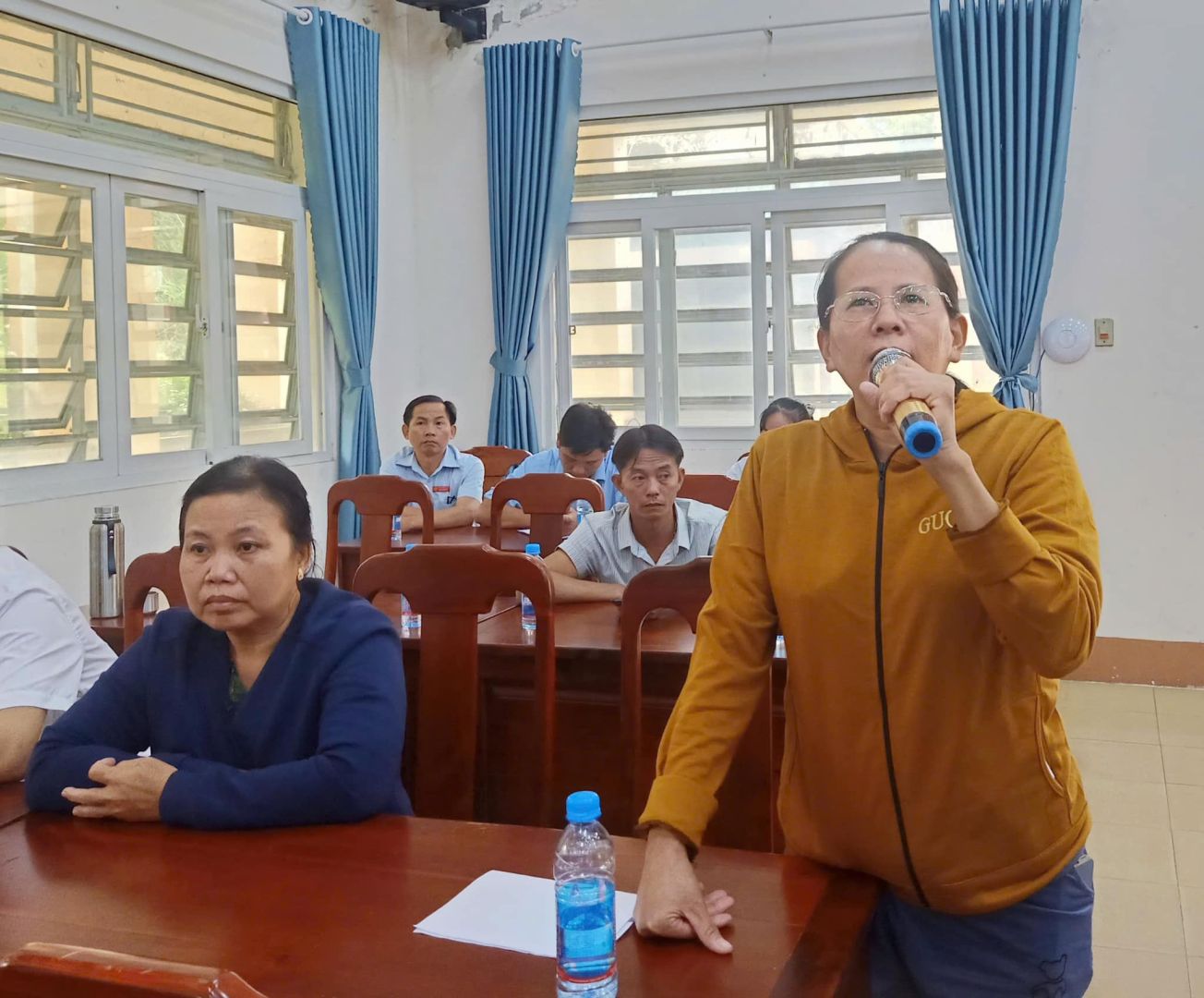 Có thể là hình ảnh về 4 người