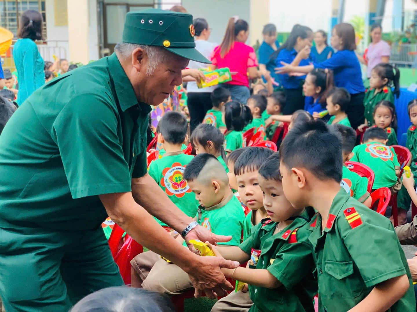 C&oacute; thể l&agrave; h&igrave;nh ảnh về 3 người