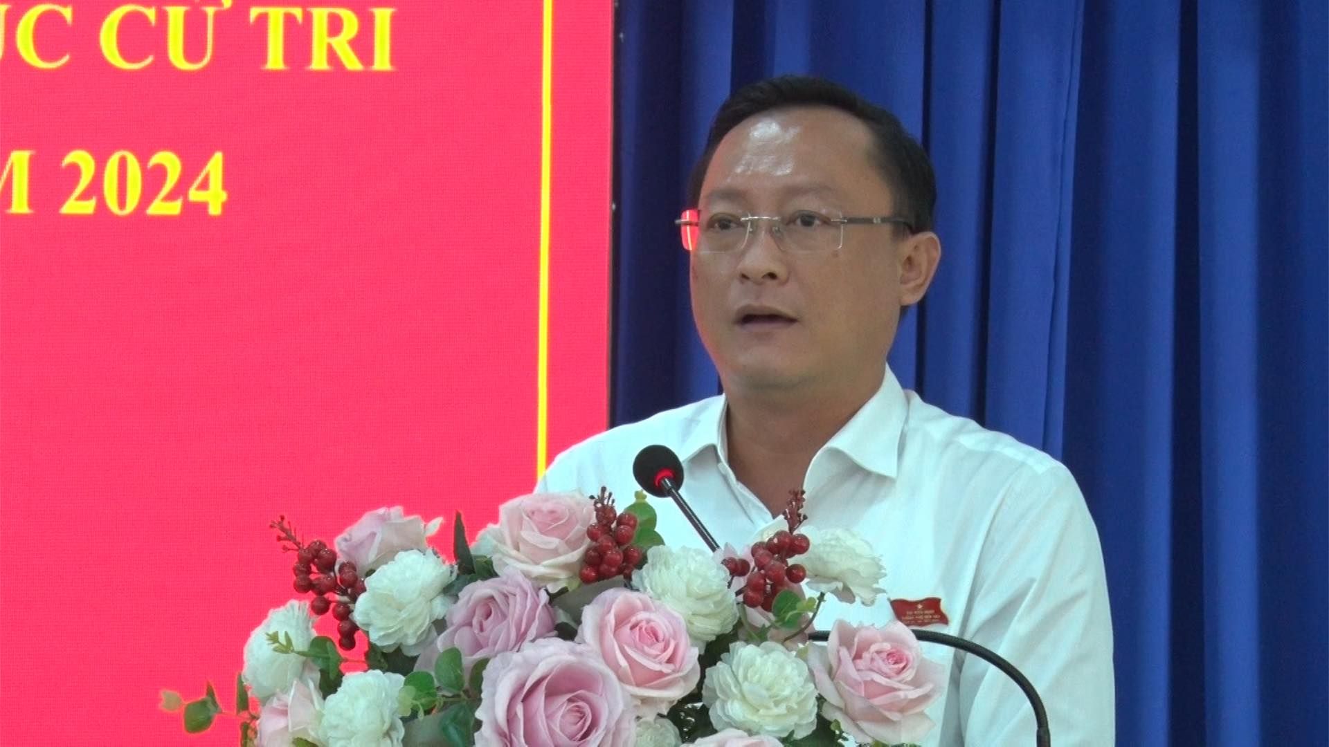 Có thể là hình ảnh về 1 người, cái bục và văn bản