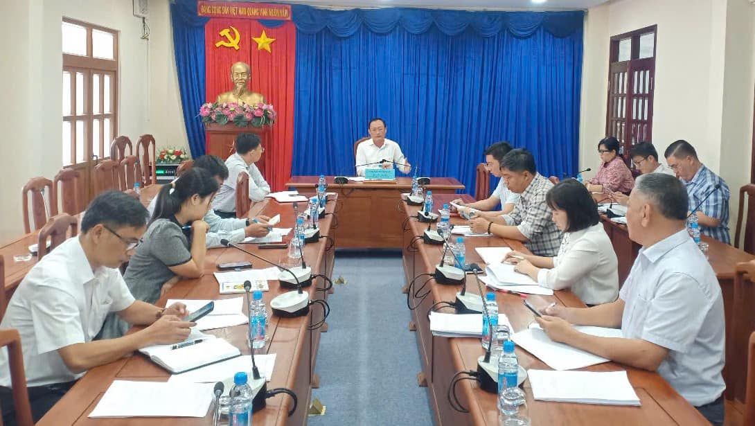 Có thể là hình ảnh về 9 người, mọi người đang học và văn bản