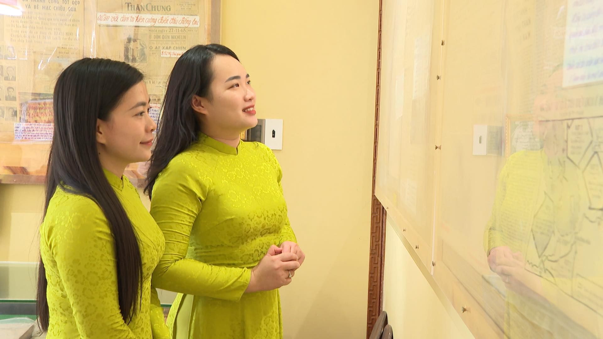 Có thể là hình ảnh về 3 người và văn bản