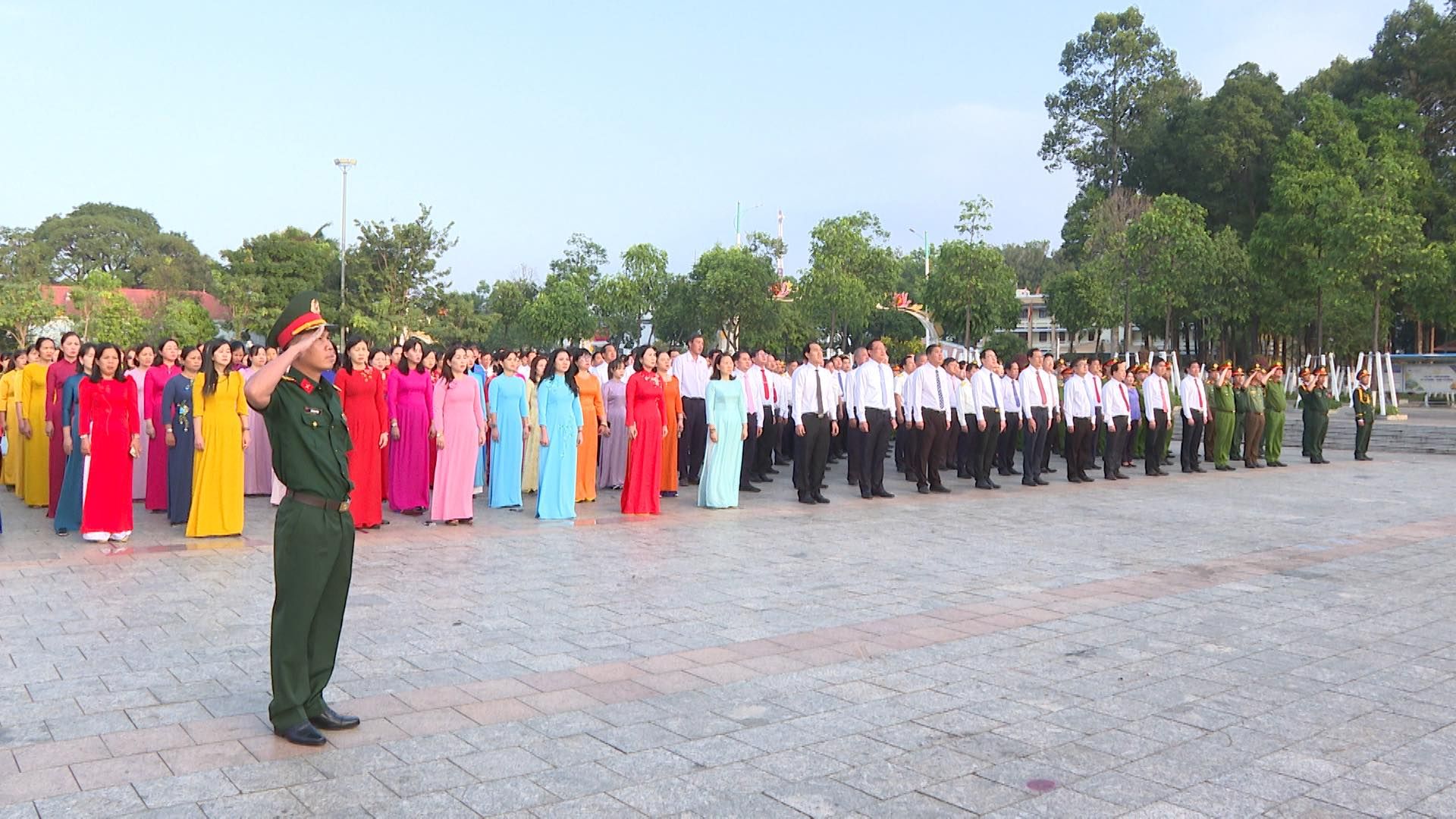 Có thể là hình ảnh về 3 người