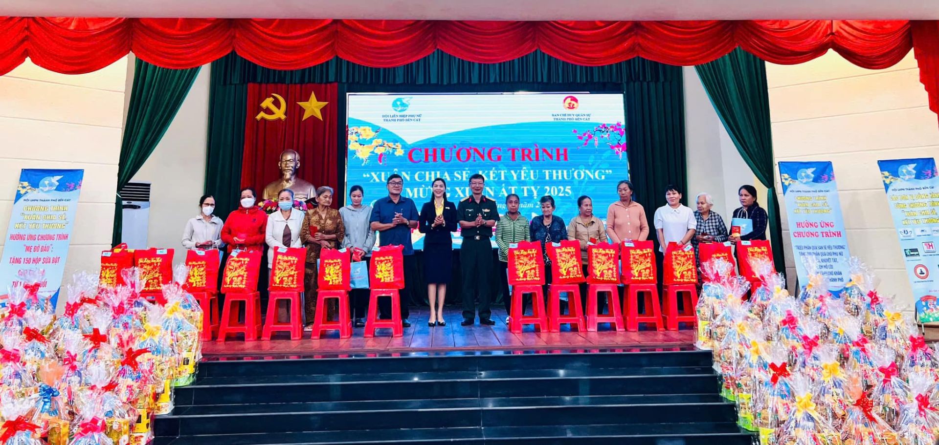 Có thể là hình ảnh về 11 người và văn bản