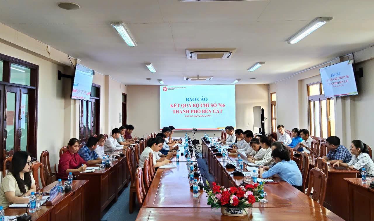 Có thể là hình ảnh về 12 người, mọi người đang học, bàn và văn bản