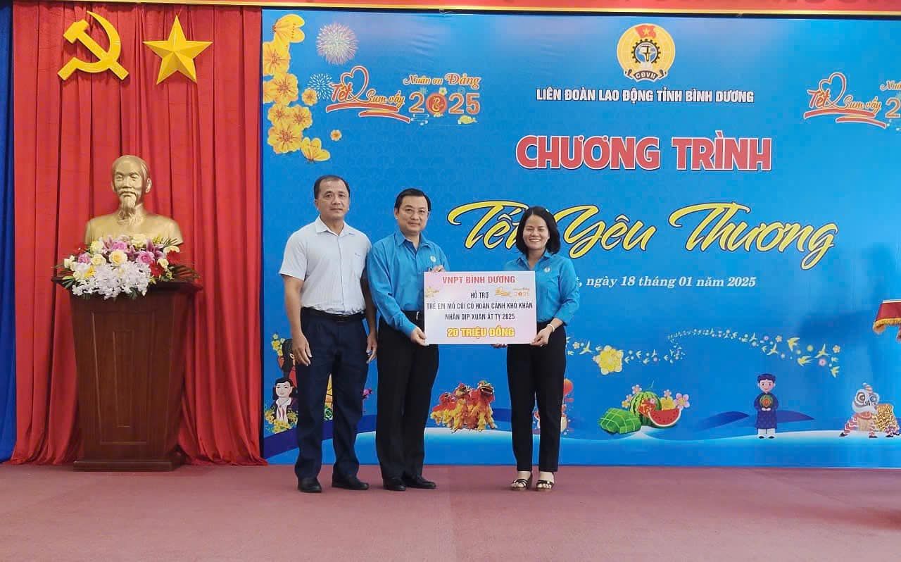 Có thể là hình ảnh về 3 người và văn bản