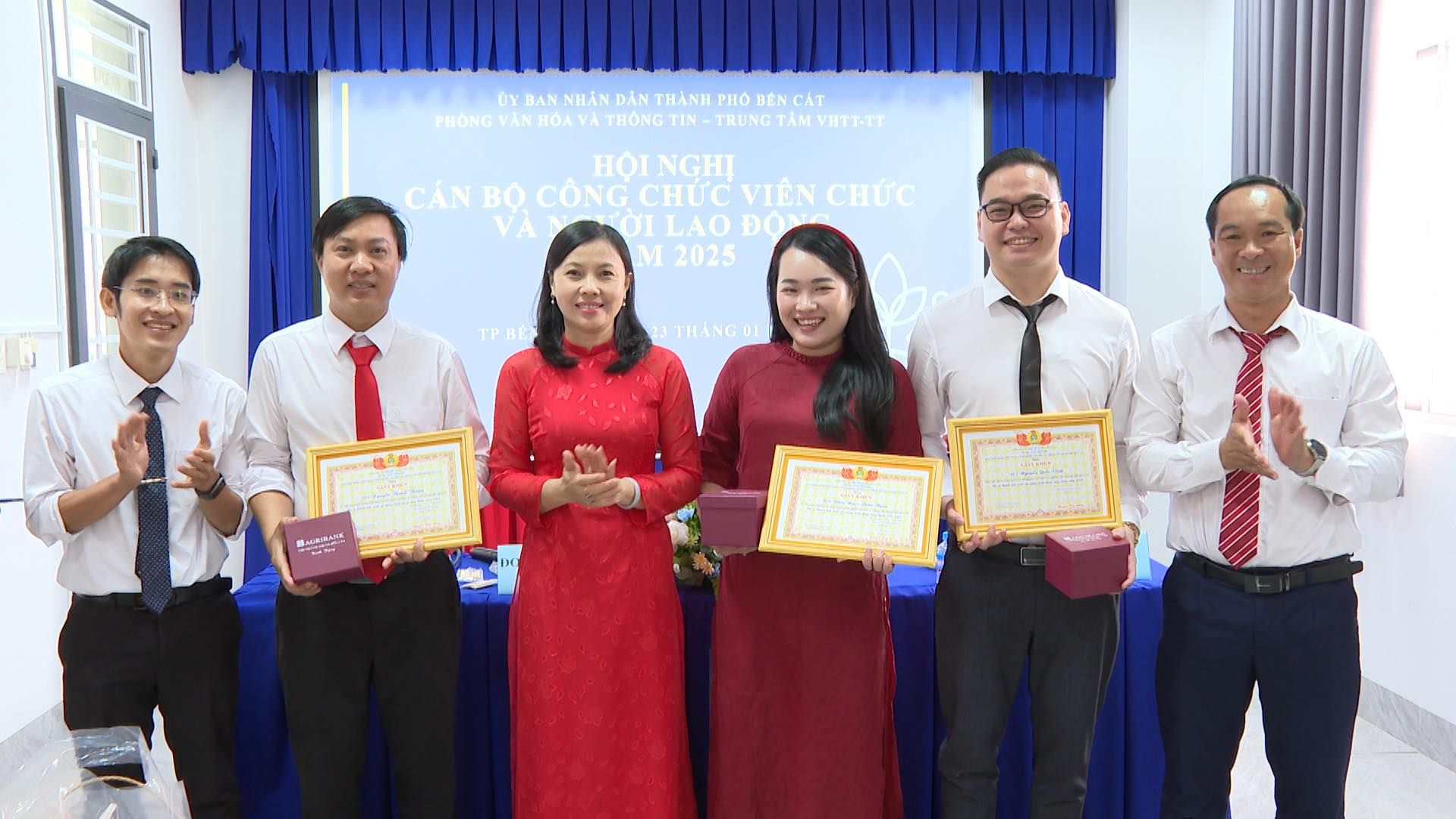 Có thể là hình ảnh về 6 người và văn bản