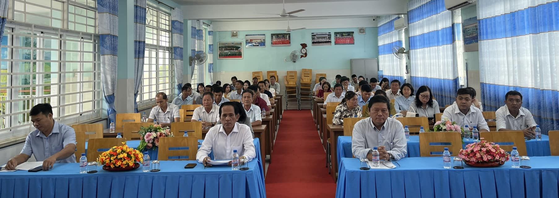 Có thể là hình ảnh về 7 người và bàn