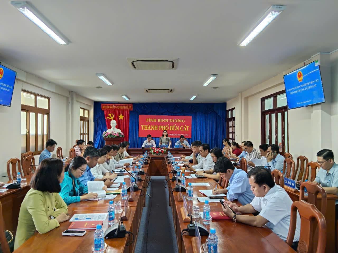 Có thể là hình ảnh về 6 người và văn bản