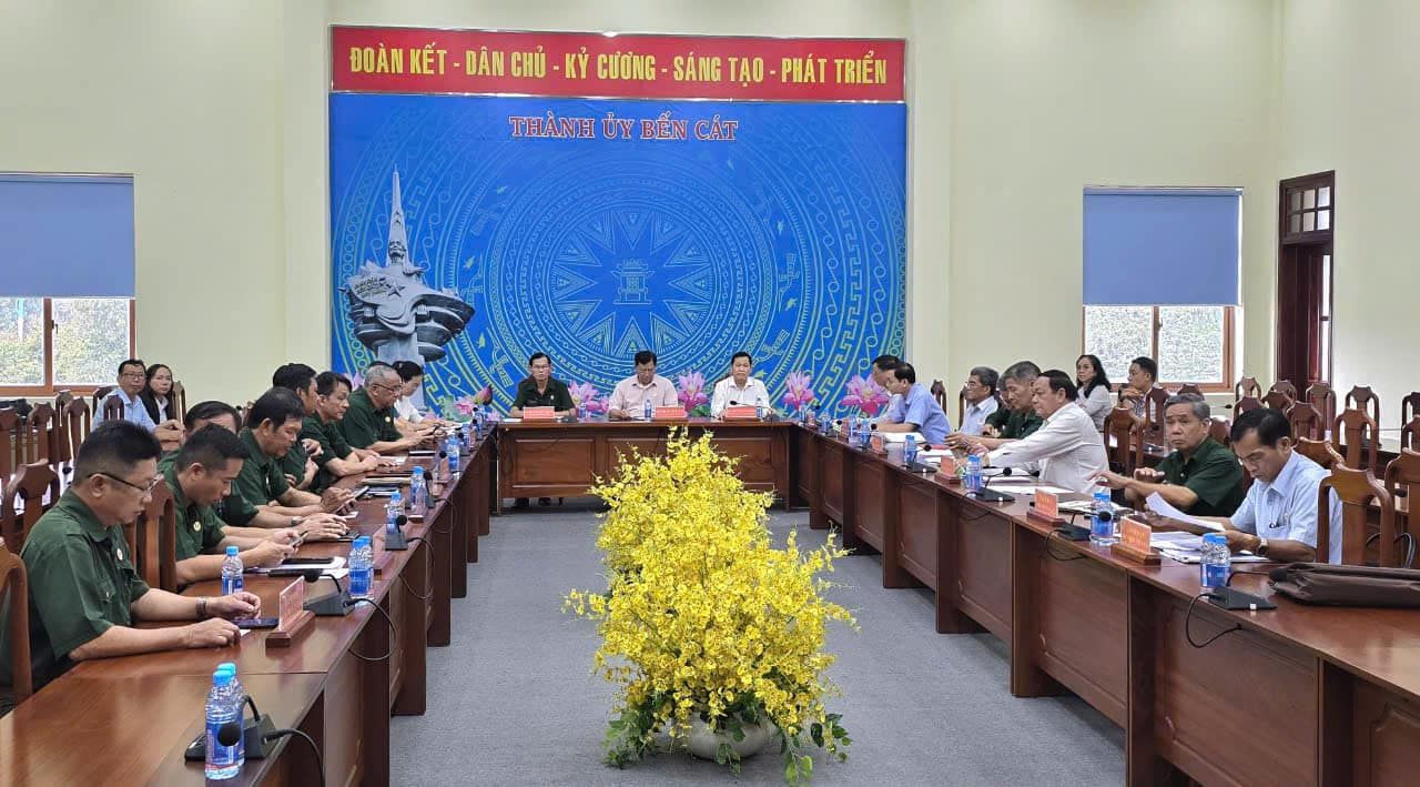 Có thể là hình ảnh về 11 người, đền thờ, cái bục và văn bản