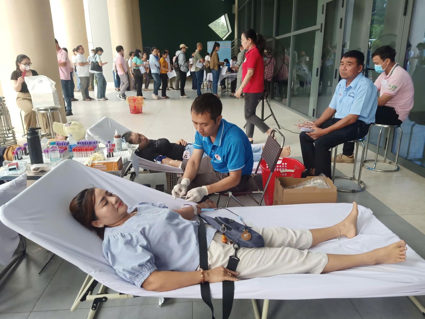 Có thể là hình ảnh về 17 người và bệnh viện