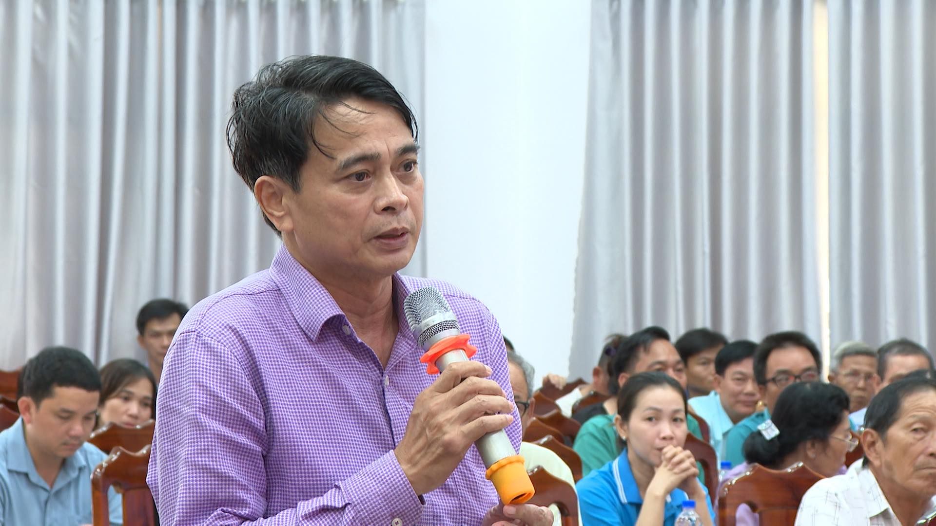 C&oacute; thể l&agrave; h&igrave;nh ảnh về 7 người v&agrave; c&aacute;i bục