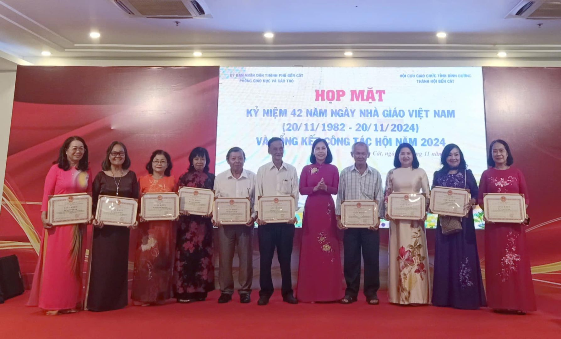 Có thể là hình ảnh về 11 người và văn bản