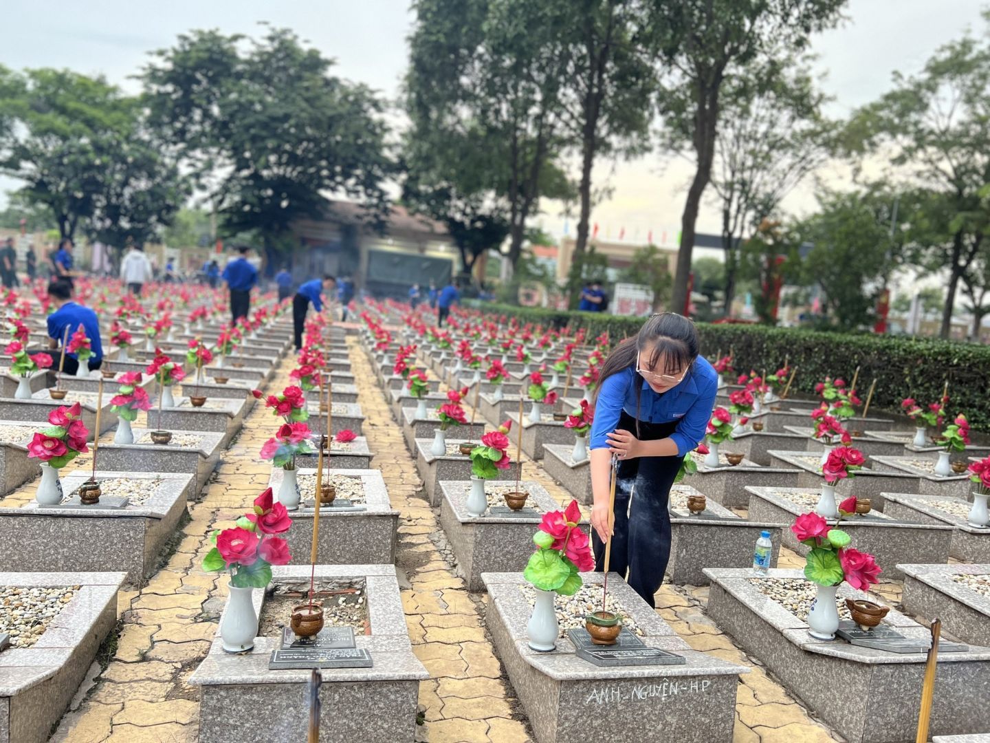 Có thể là hình ảnh về 5 người và đài kỷ niệm