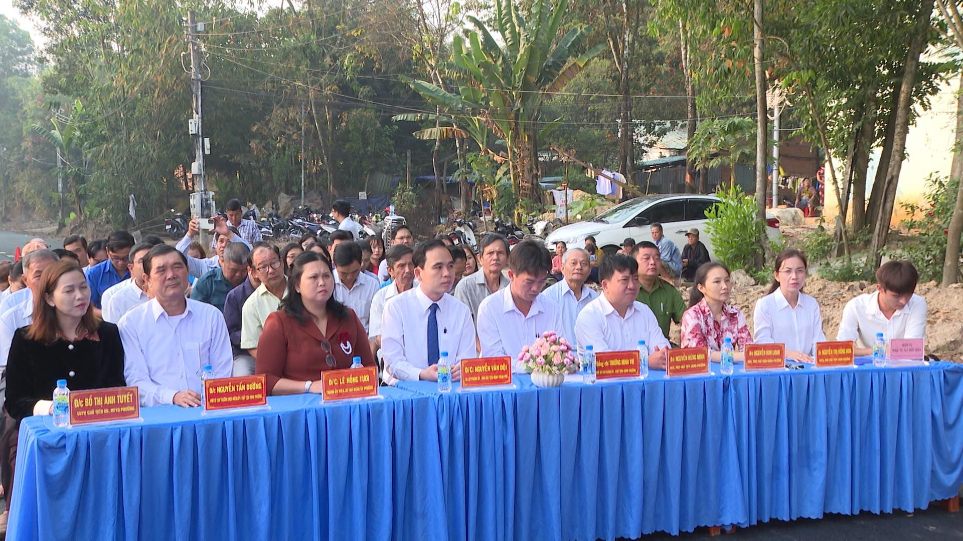 Có thể là hình ảnh về 5 người, đám đông và văn bản