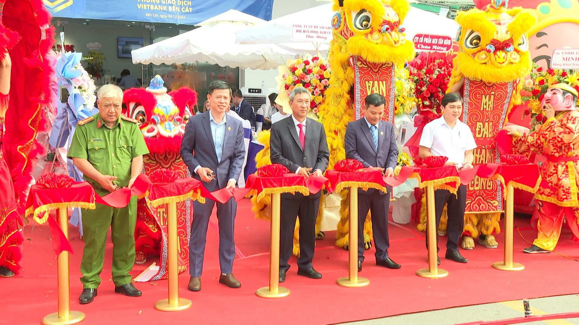 Có thể là hình ảnh về 6 người và văn bản