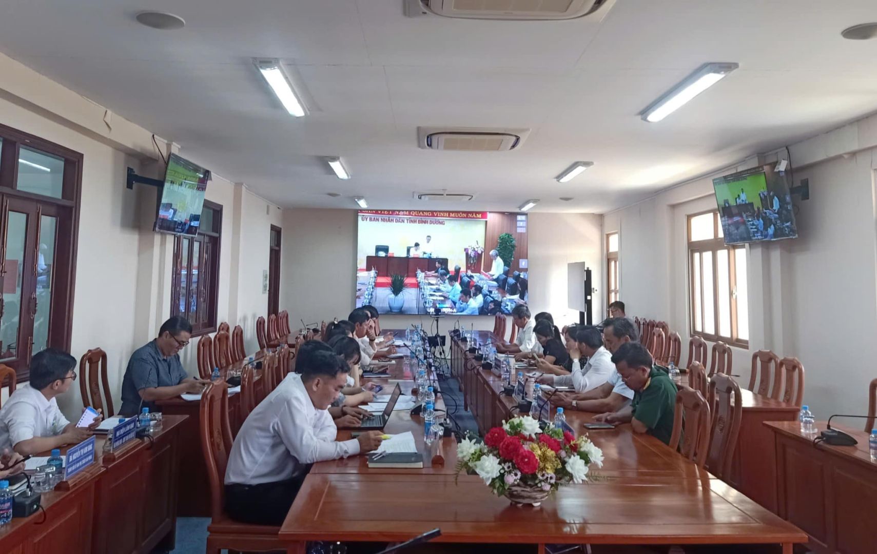 Có thể là hình ảnh về 7 người và bàn