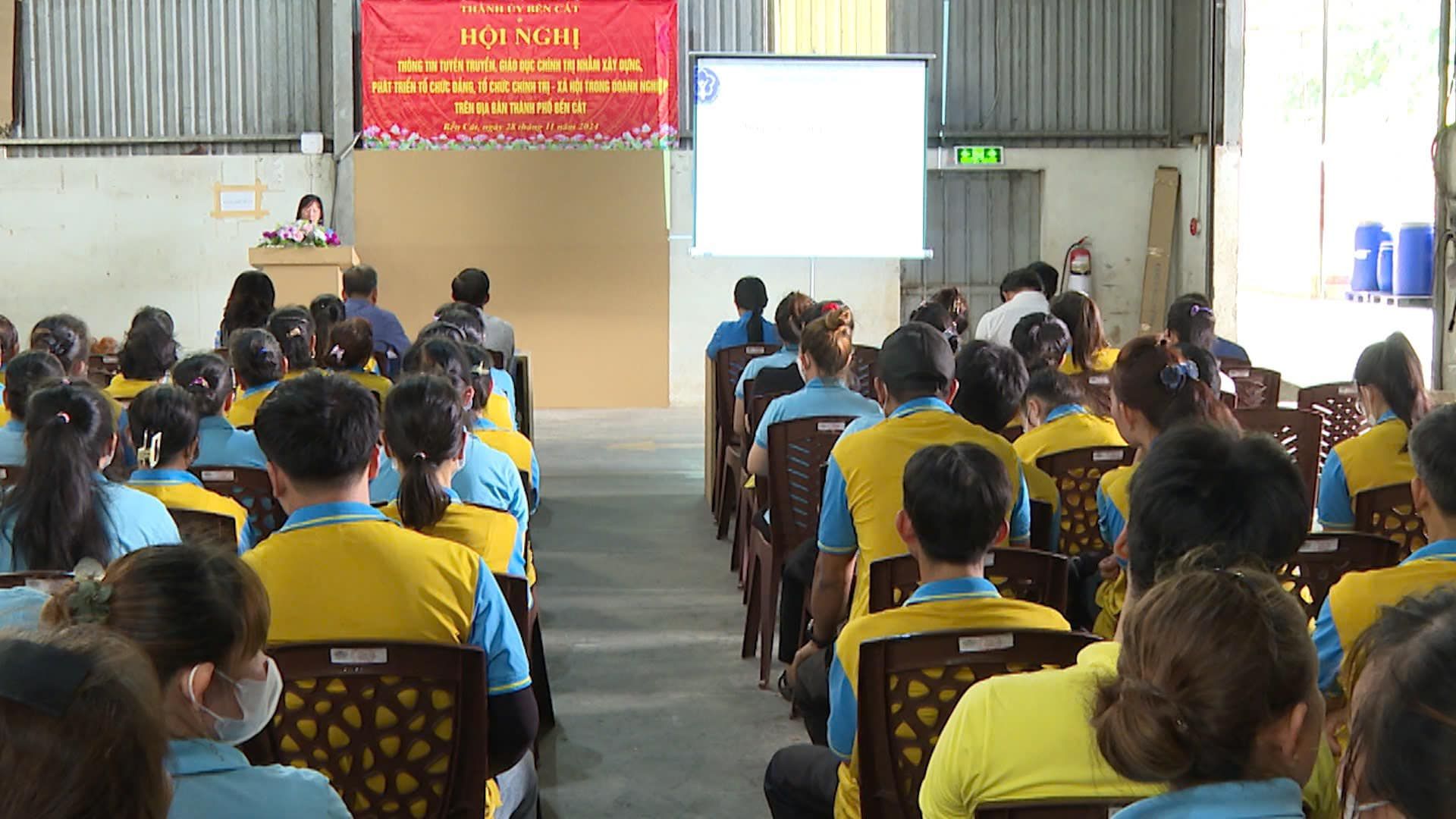 C&oacute; thể l&agrave; h&igrave;nh ảnh về 9 người, mọi người đang học v&agrave; văn bản