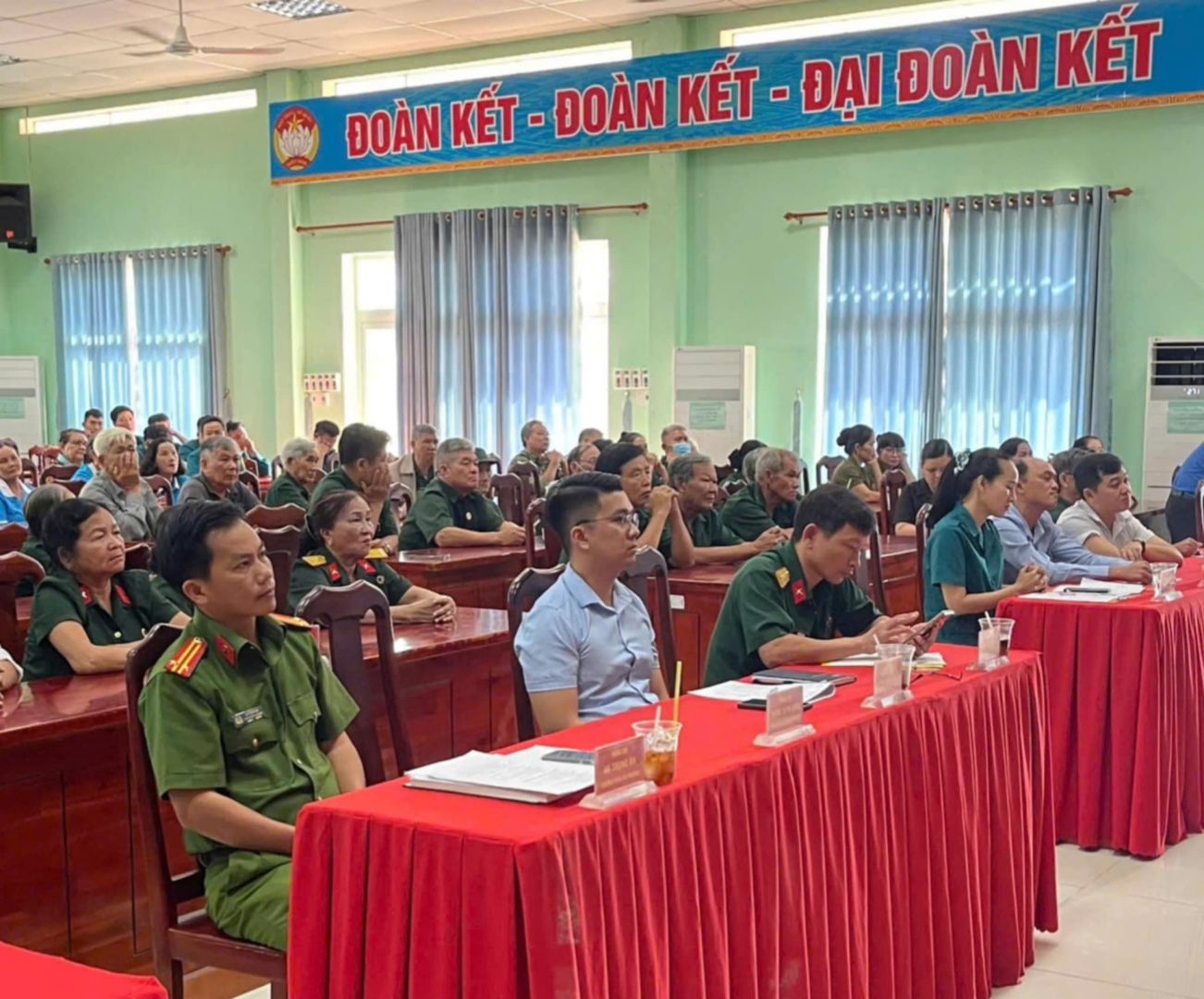 C&oacute; thể l&agrave; h&igrave;nh ảnh về 3 người v&agrave; văn bản