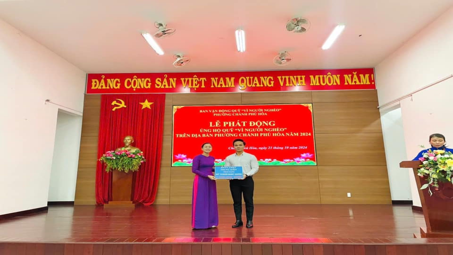 C&oacute; thể l&agrave; h&igrave;nh ảnh về 3 người, c&aacute;i bục v&agrave; văn bản