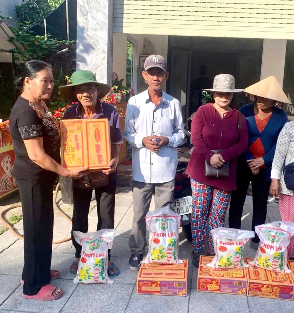 Có thể là hình ảnh về 6 người và văn bản