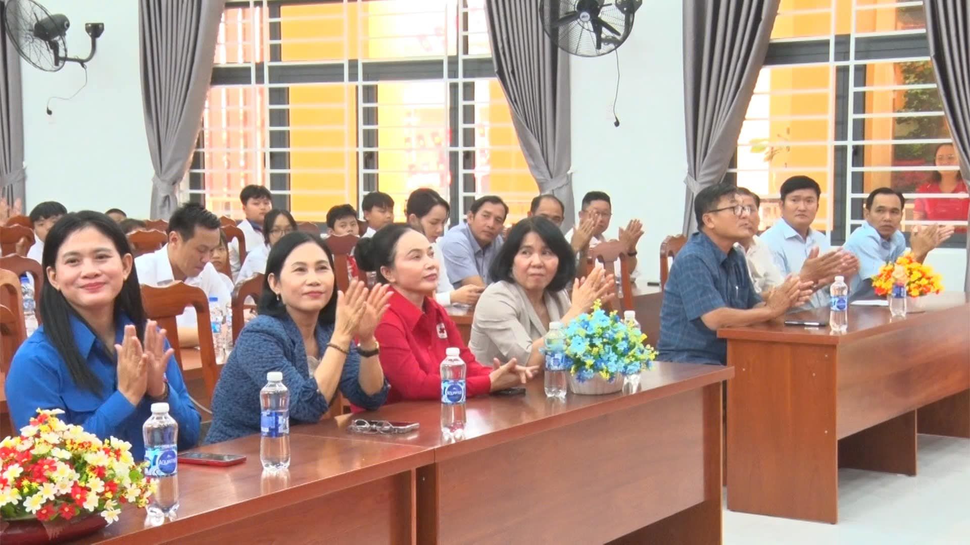 C&oacute; thể l&agrave; h&igrave;nh ảnh về 7 người v&agrave; c&aacute;i bục