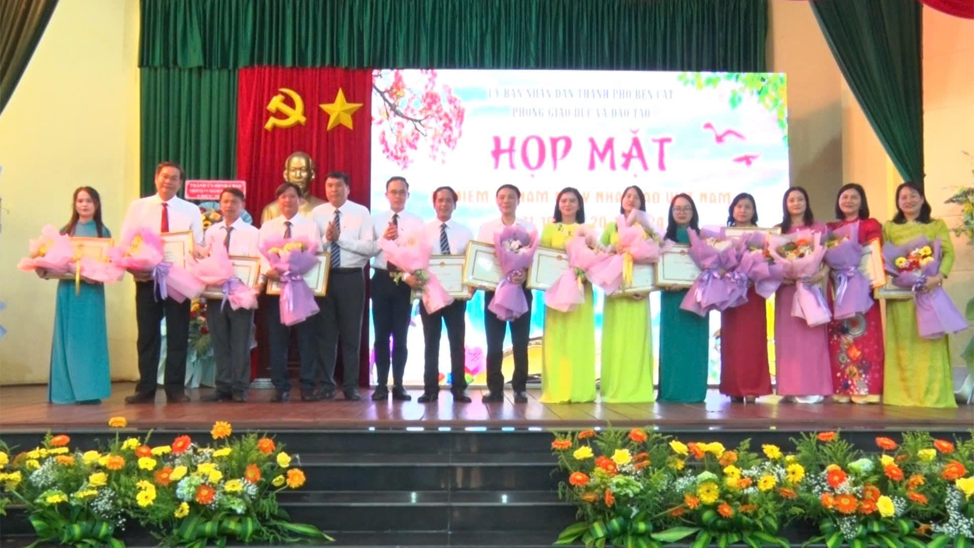 Có thể là hình ảnh về 14 người, mọi người đang khiêu vũ và văn bản