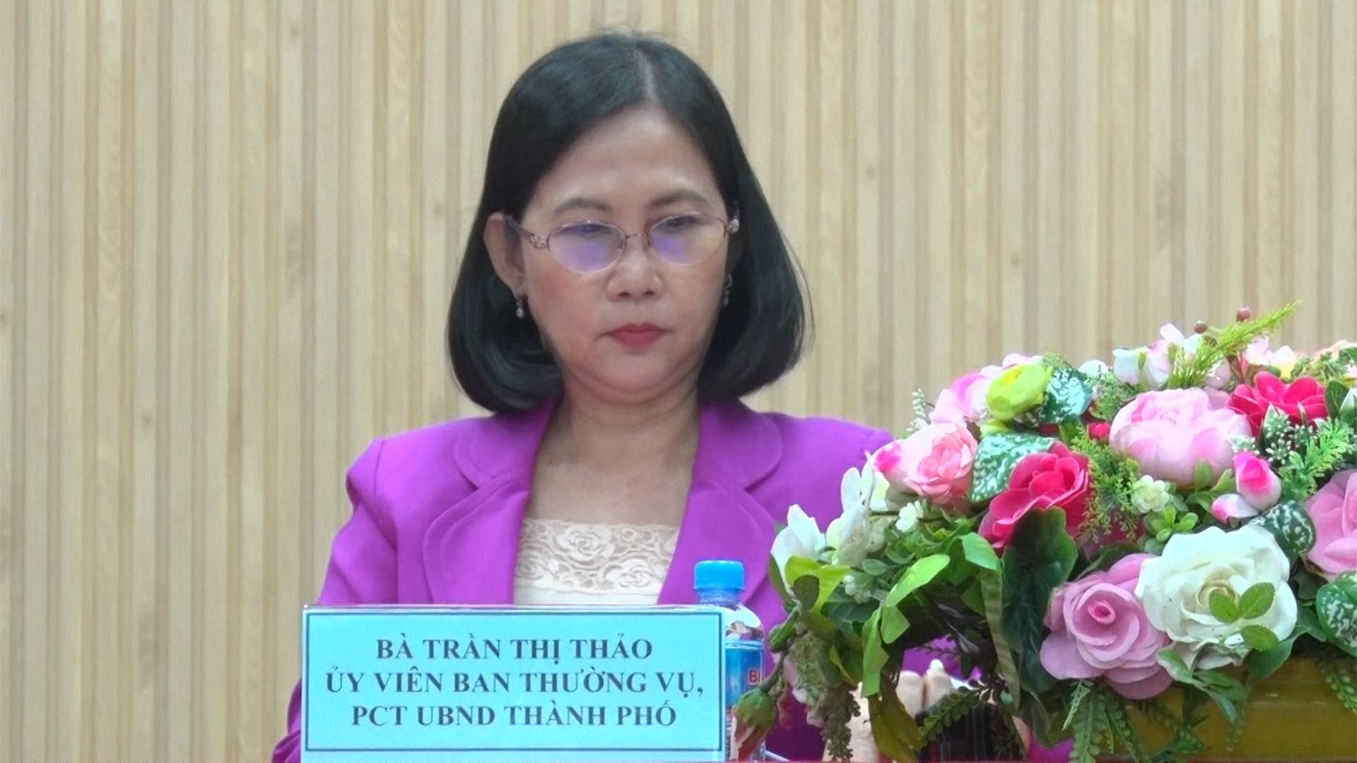 Có thể là hình ảnh về 1 người, hoa và văn bản