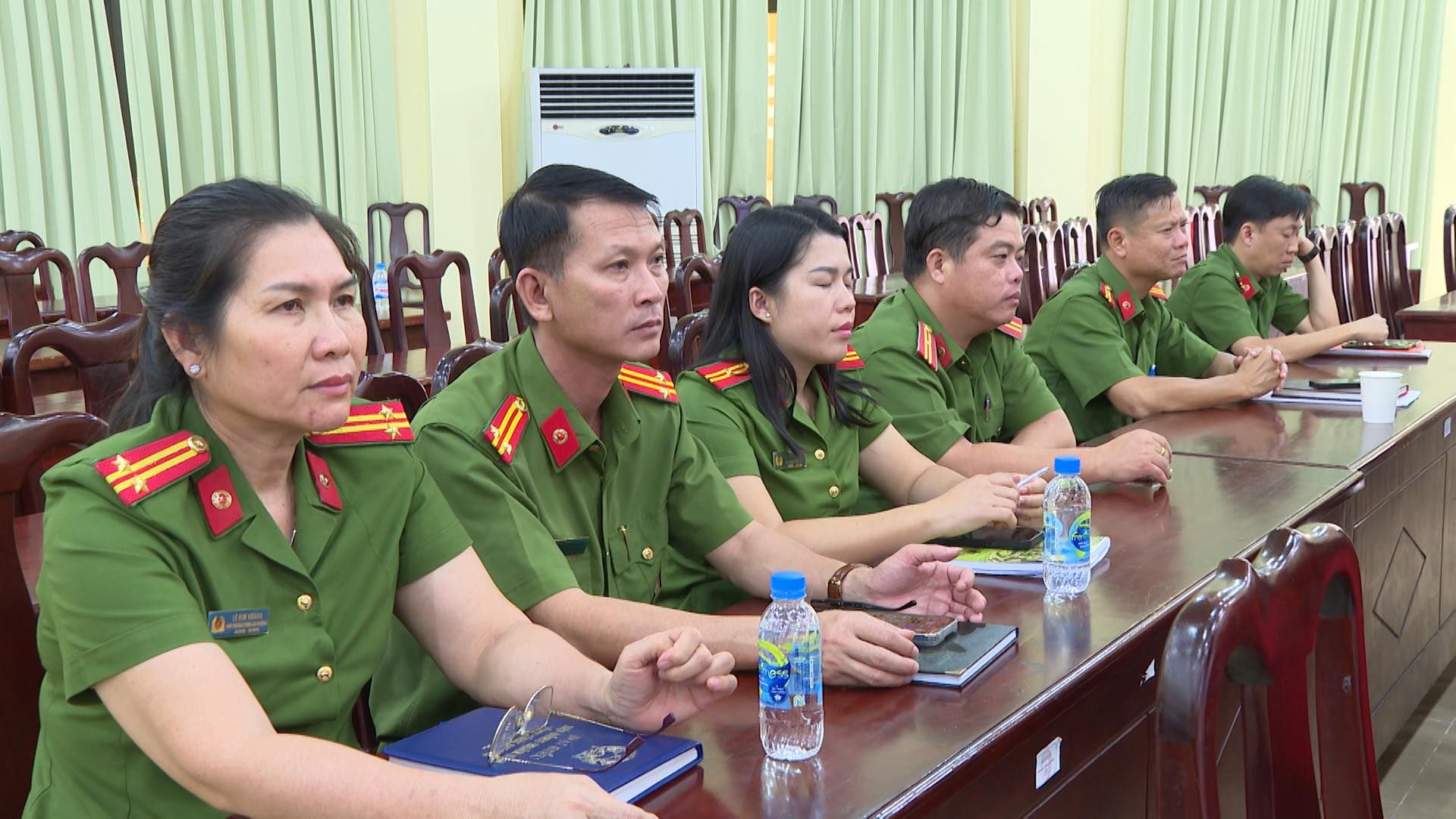 Có thể là hình ảnh về 4 người và văn bản