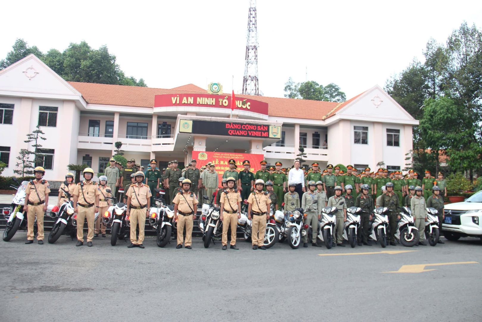 Có thể là hình ảnh về 4 người và văn bản