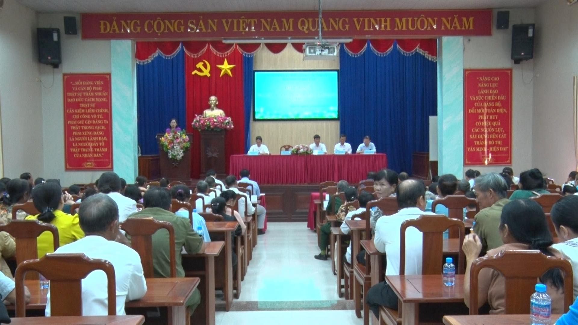 Có thể là hình ảnh về 7 người, mọi người đang học, cái bục và văn bản